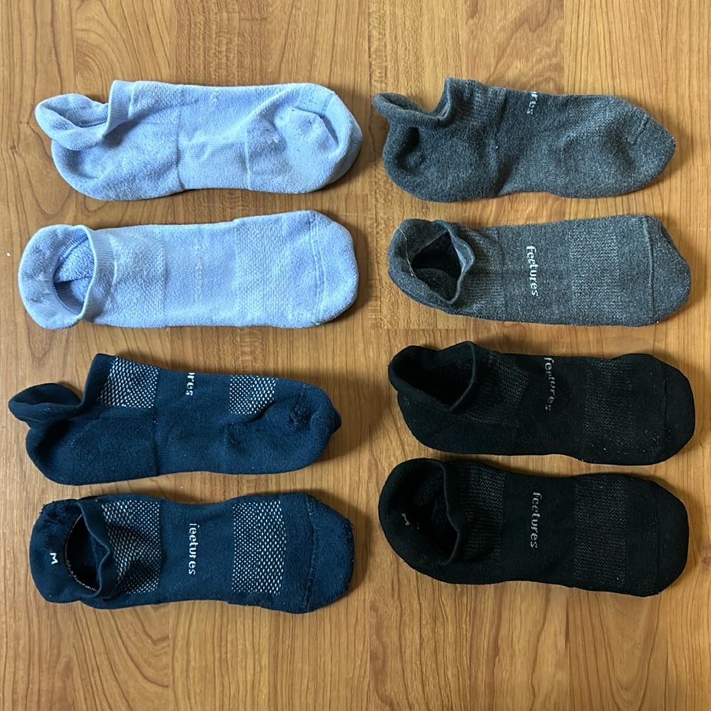 Features Medium running socks. 4 pairs: Black, Blue, Grey. Lavender.
